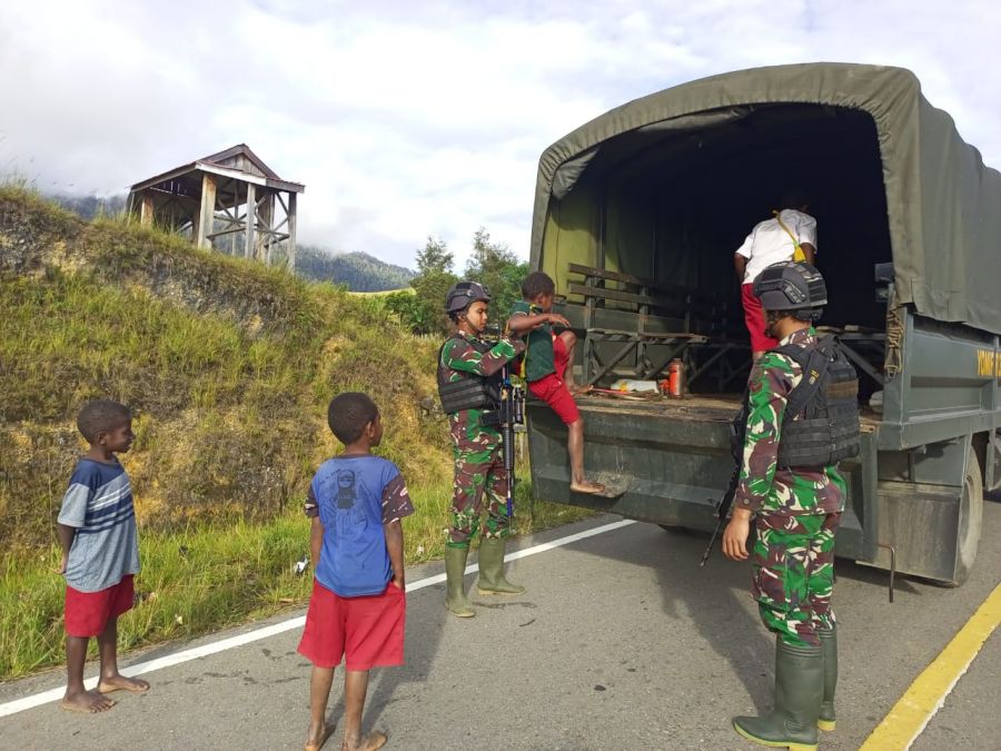 Satgas Yonif Raider 321/GT/13/1 Kostrad Bantu Antar Jemput Anak Sekolah di Papua