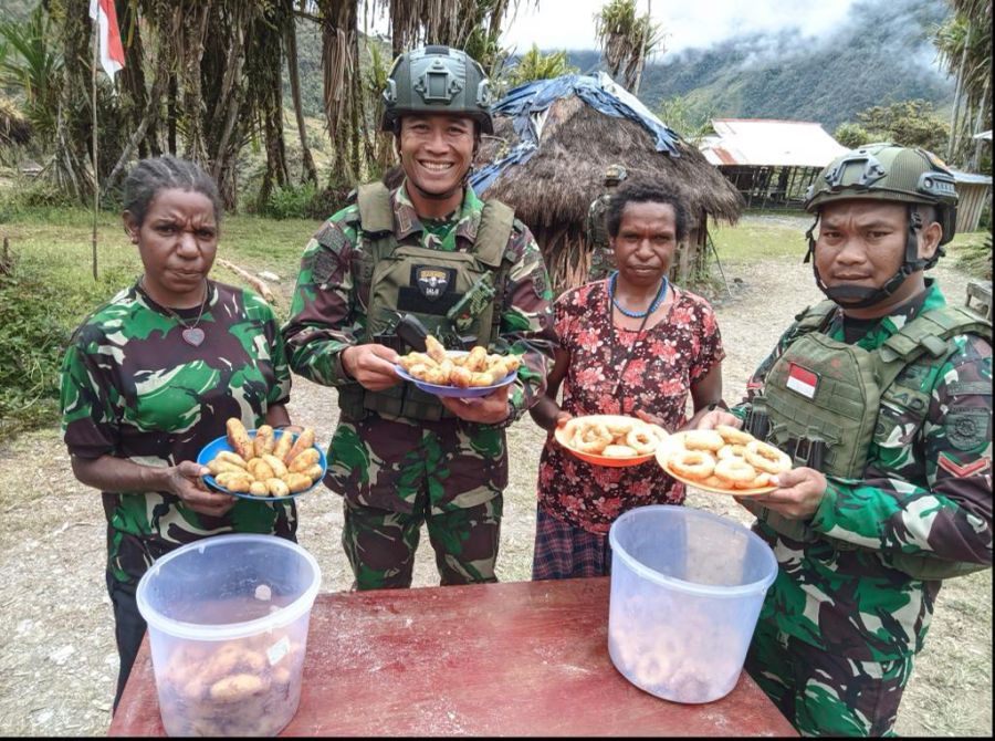 Satgas Yonif Raider 321/GT/13/1 Kostrad Ajarkan Mama-Mama Cara Mengolah Ubi di Distrik Dal
