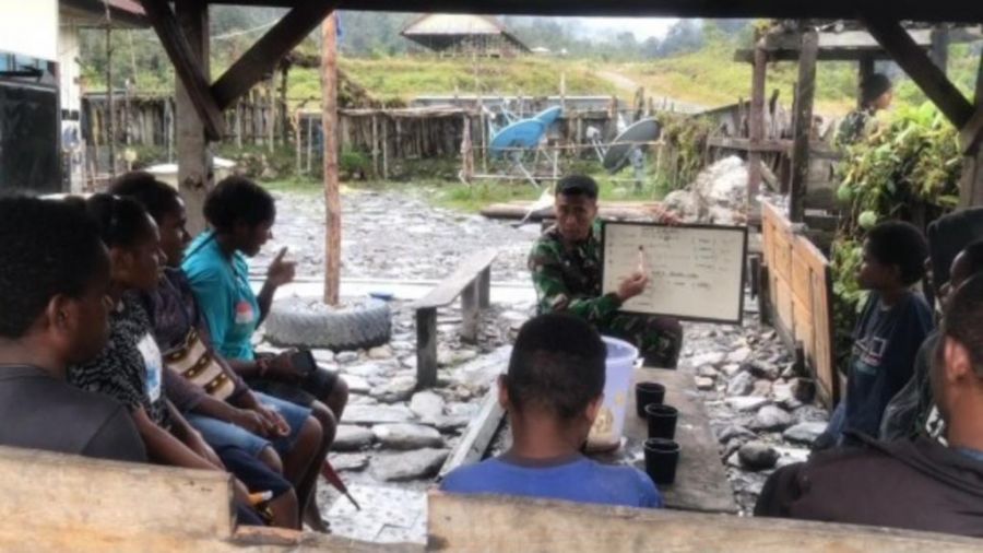 Satgas Yonif Raider 321/GT/13/1 Kostrad Beri Pertolongan Pertama Kepada Warga