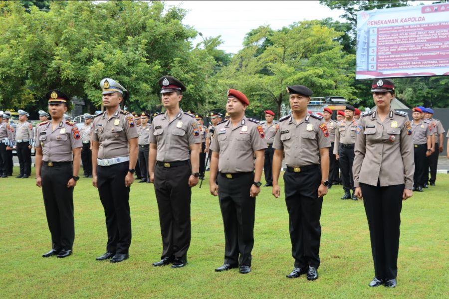 Sebanyak 72 Personel Polres Kendal Terima Kenaikan Pangkat