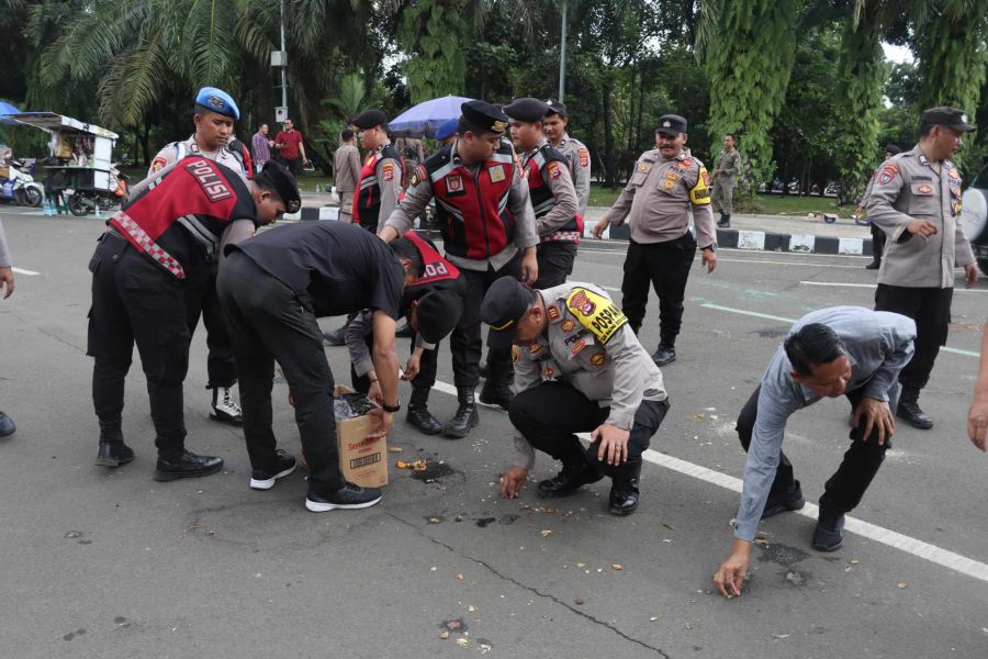 Selesai Pam Aksi Buruh, Wakapolresta Tangerang Arahkan Para Personel Lakukan Pembersihan Sampah
