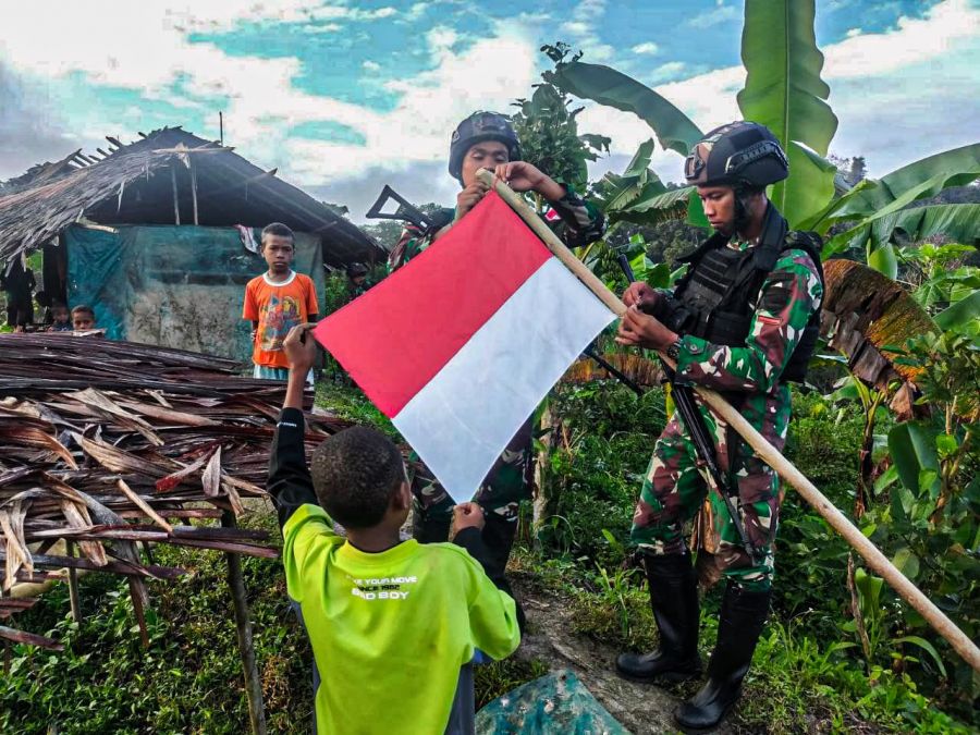 Semarakkan Semangat Nasionalisme, Satgas Yonif 122/TOMBAK SAKTI Kibarkan Bendera Merah Putih