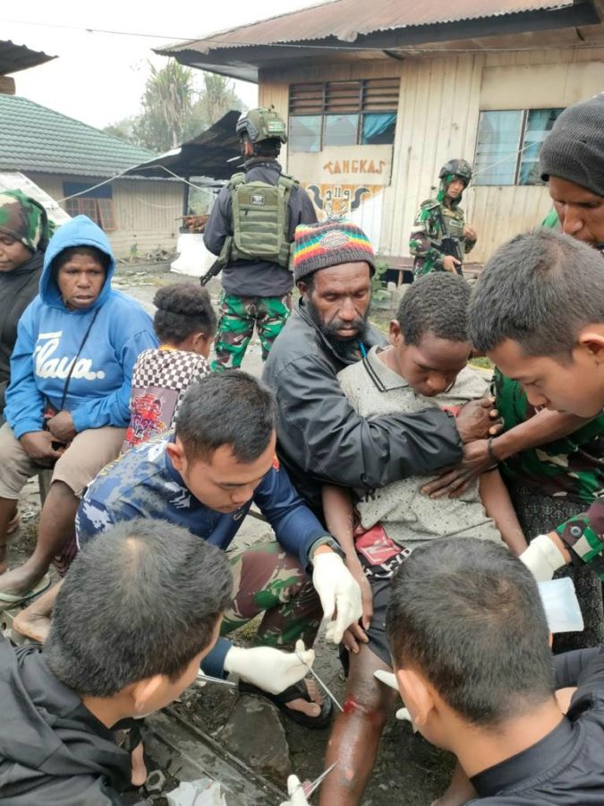 Sigap! Satgas Satuan Organik Yonif Raider 321/GT Kostrad Tolong Anak Yang Terluka di Nduga