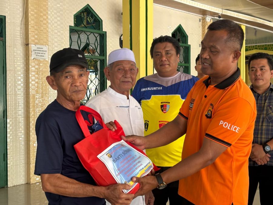 Sipropam Polres Tanjab Barat Gelar Baksos dan Goro Bersihkan Masjid Raya Sambut HUT Bhayangkara ke79