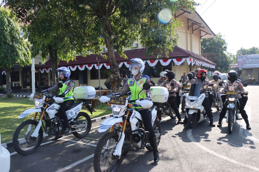 Srikandi Polwan Polres Kendal Gelar Aksi Gatur dan Patroli Meriahkan HUT ke-76