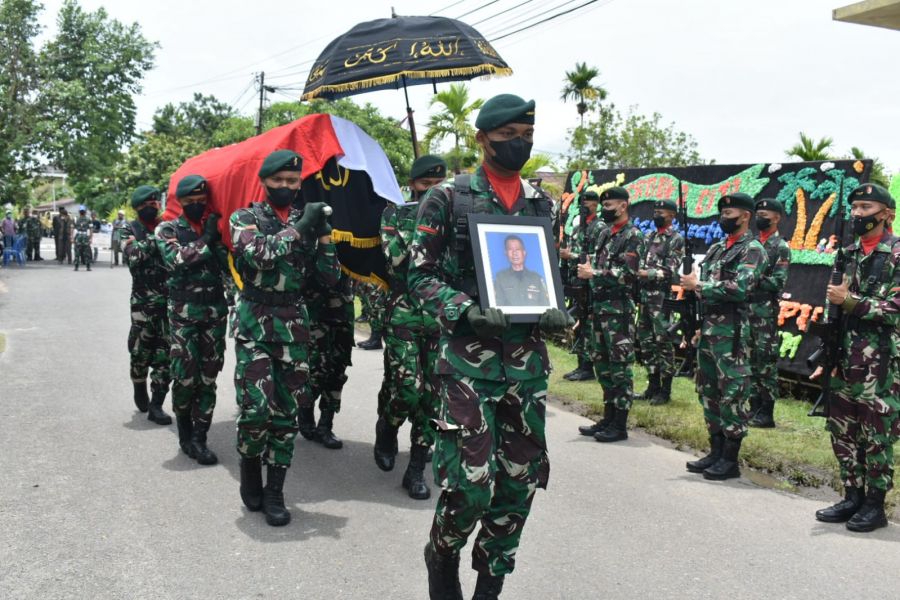 Tembakan Salvo Iringi Prosesi Pemakaman Militer Sertu Saharuddin