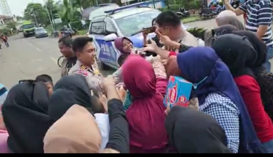 Tertahan di Lokasi Aksi Demo, Polres Muaro Jambi Bagikan Snack dan Minuman