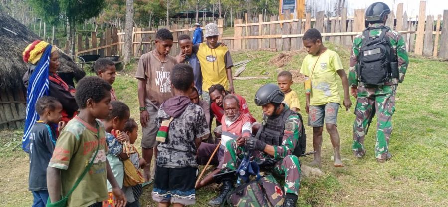 Tim Kesehatan Pos Makki Satgas Yonif Mekanis 203/AK Berikan Pelayanan Kesehatan