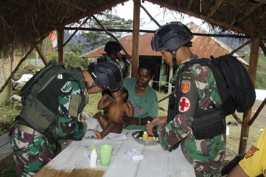 Tim Kesehatan Satgas Yonif Raider 321 / GT Beri Pelayanan Kesehatan Gratis di Nduga Papua