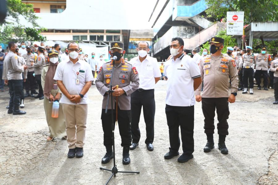 Tinjau Pasar Minggu, Kapolri Pastikan Stok Minyak Curah untuk Warga Aman 