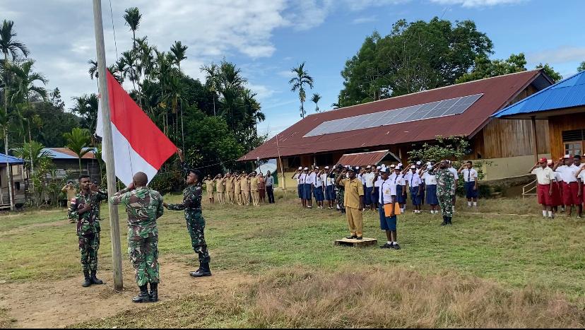 TNI Gelar Upacara Bendera Bersama Pelajar SD dan SMPN Satu Atap di Distrik Iwur Papua
