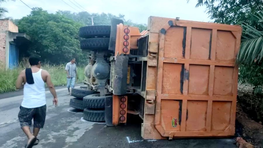 Truk Fuso Bermuatan Tanah Terguling di Tanjabbar, Tiga Orang Meninggal Dunia