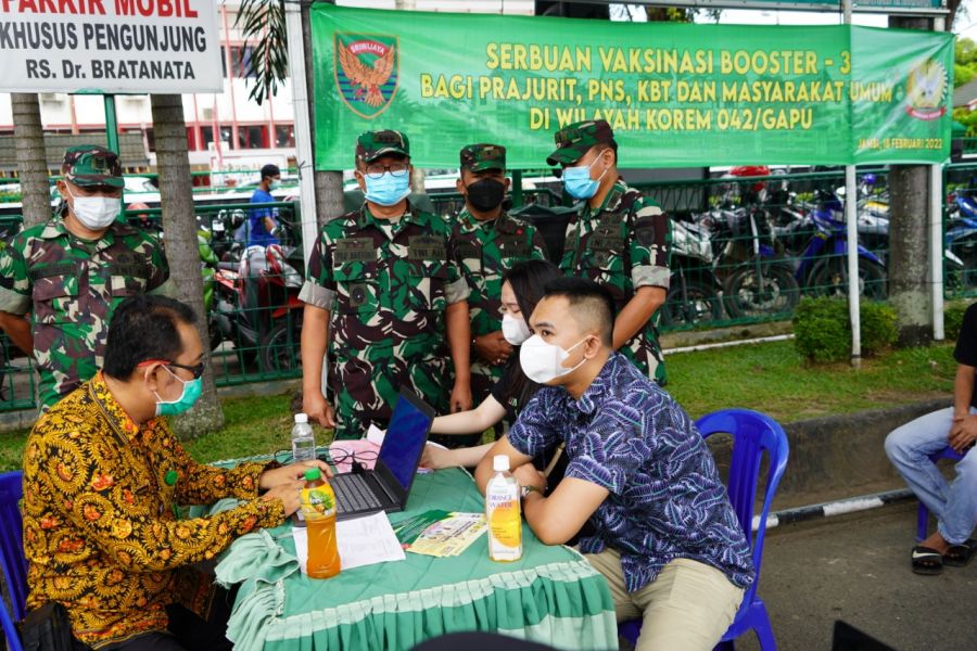 Vaksinasi Booster di RS. Dr.Bratanata oleh TNI untuk Prajurit, PNS, KBT dan Masyarakat umum