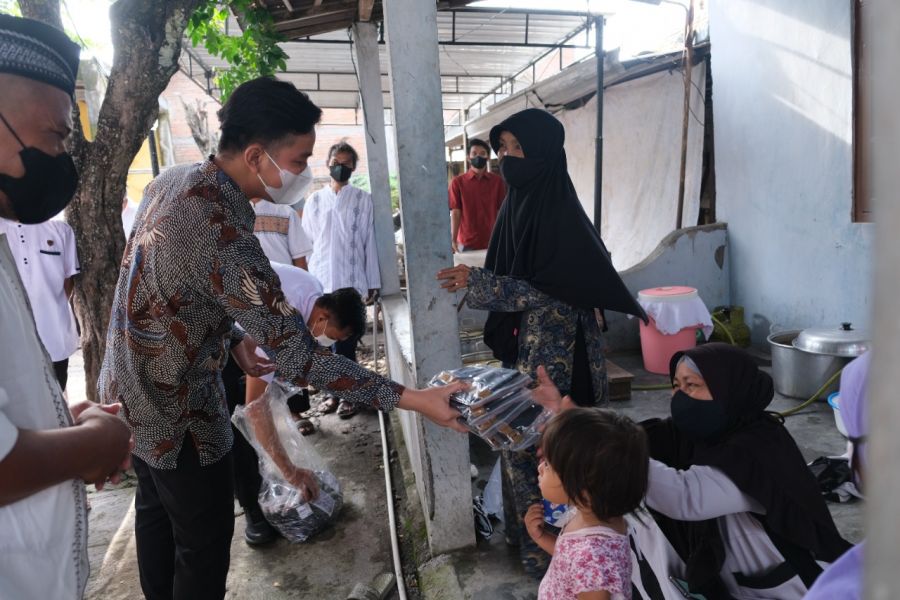 Walikota Surakarta Serahkan Bantuan di Aula Masjid