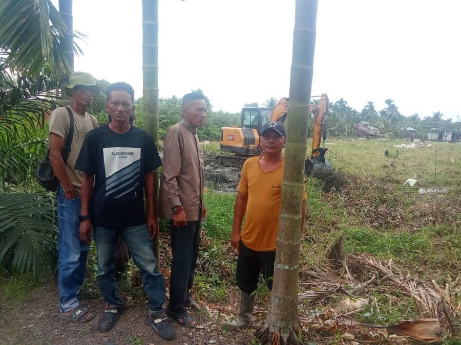 Warga Betara Kiri Gotong Royong Benahi Makam Al Raudah Parit Deli