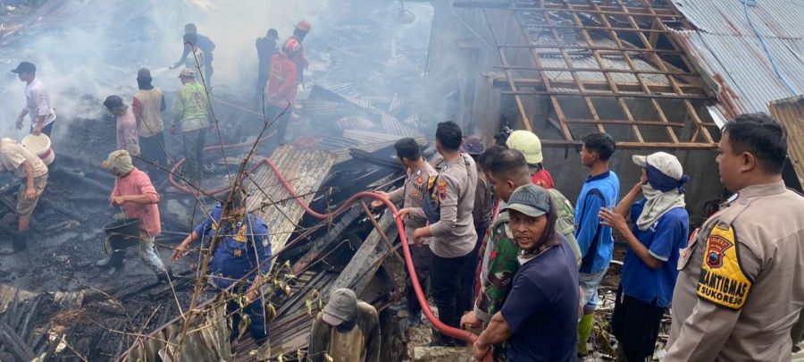 Warga Dibantu Petugas TNI-POLRI Padamkan Api di Desa Genting Gunung Kendal