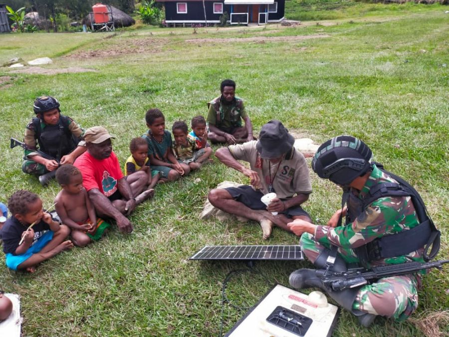 Warga Pendalaman Papua Senang Dianjurkan Satgas 412 Kostrad Perbaiki Lampu Panel Surya