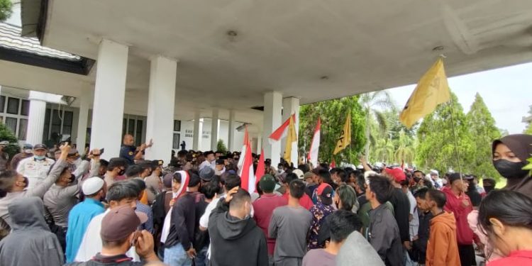 Warga Sakean Datangi Kantor Bupati, Minta Akiang Ditangkap