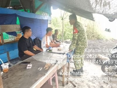 Akhir Pekan di Sapat: Babinsa Koramil 04/Kuindra Serda Erwin Savitri Gelar Komsos dan Pengawasan SDM