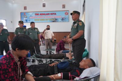 Dalam Rangka HUT TNI Ke -77, Danrem 042/Gapu Apresiasi Peserta Kegiatan Donor Darah