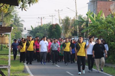 jalan-santai-hingga-senam-aerobik-polres-tanjab-barat-meriahkan-hari-bhayangkara-ke-79