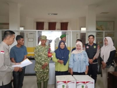 Kawal Pilpeng Serentak 2026, Babinsa Koramil 01/Bangko Dampingi Penyerahan Logistik di Kec.Pekaitan.