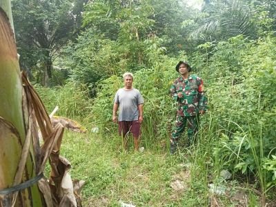 Kopda Feri Ramadan Cek Potensi Karhutla Bersama Warga Desa Hutan Panjang
