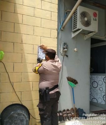 melaksanakan Penempelan maklumat Kapolda Kalimantan Tengah di seputaran kecamatan Pangkalan Lada