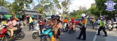 Mobilitas Meningkat Polantas Mengurai Kemacetan di Pasar Wadai