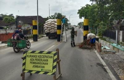 Pemasangan Portal Jembatan TBT Antisipasi Muatan Truk Melebihi Tonase
