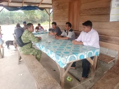 Pererat Silaturahmi, Babinsa Koramil 05/Peranap Komsos Dengan Warga Desa Pandan Wangi