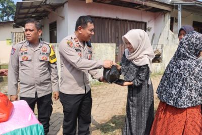 polresta-tangerang-bagikan-sembako-kepada-warga-sodong-dalam-rangka-hari-bhayangkara-ke-79