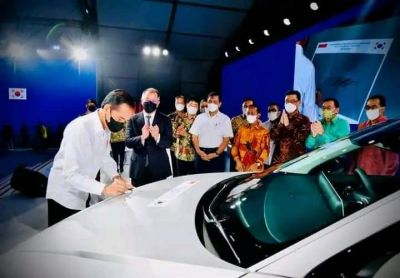 Presiden Jokowi Luncurkan Mobil Listrik Pertama yang Dirakit di Indonesia