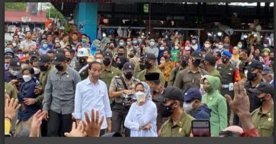 Presiden Jokowi Salurkan BLT Minyak Goreng di Pasar Angso Duo 