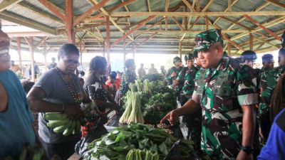 Rombongan Pangdam XVII/Cenderawasih dan Bupati Borong Dagangan Mama Papua di Kenyam