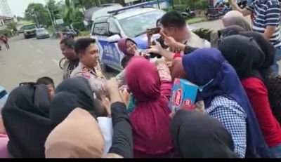 Tertahan di Lokasi Aksi Demo, Polres Muaro Jambi Bagikan Snack dan Minuman 