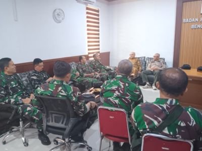 Tim Mabes TNI Silaturahmi dengan BPBD Pelalawan Bahas Penanggulangan Karhutla